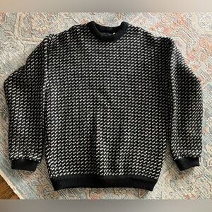 Roots vintage wool crewneck sweater. Size large. Black and cream.